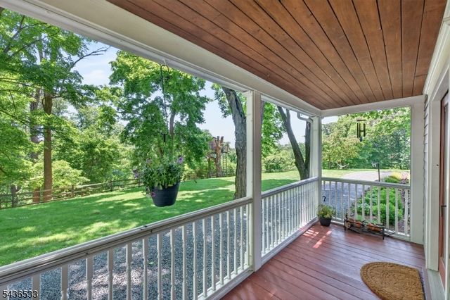 35 Woodledge Rd, Watchung Boro, NJ 07069