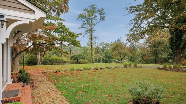 35 Woodledge Rd, Watchung Boro, NJ 07069