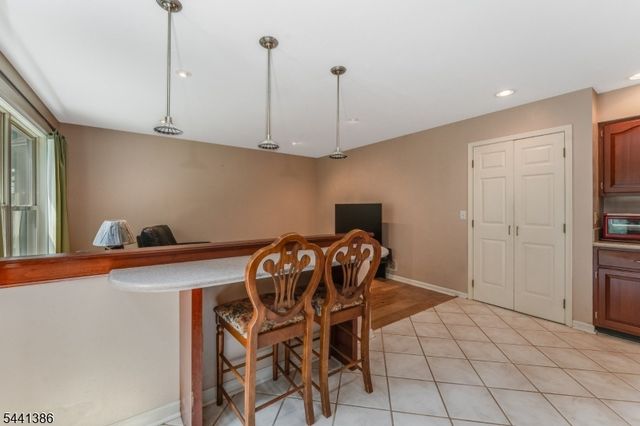 16 Woodland Ter, Bloomsbury Boro, NJ 08804
