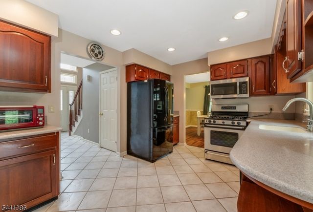 16 Woodland Ter, Bloomsbury Boro, NJ 08804