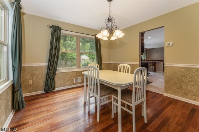 16 Woodland Ter, Bloomsbury Boro, NJ 08804