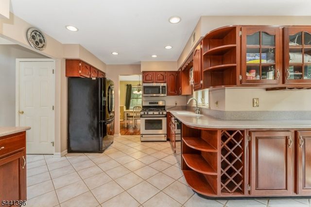 16 Woodland Ter, Bloomsbury Boro, NJ 08804