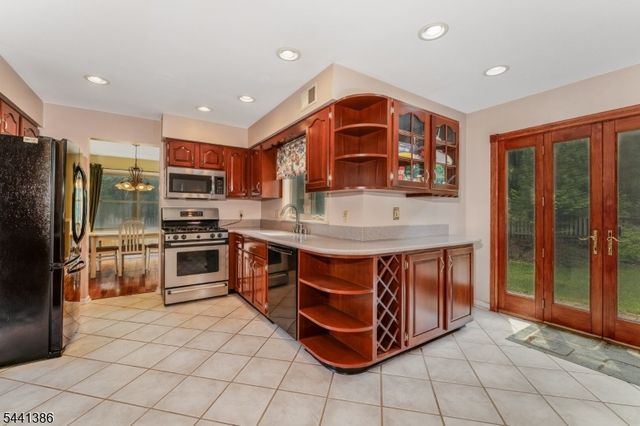 16 Woodland Ter, Bloomsbury Boro, NJ 08804