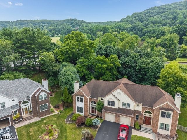 16 Woodland Ter, Bloomsbury Boro, NJ 08804