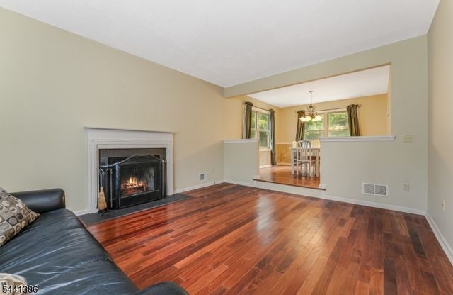 16 Woodland Ter, Bloomsbury Boro, NJ 08804