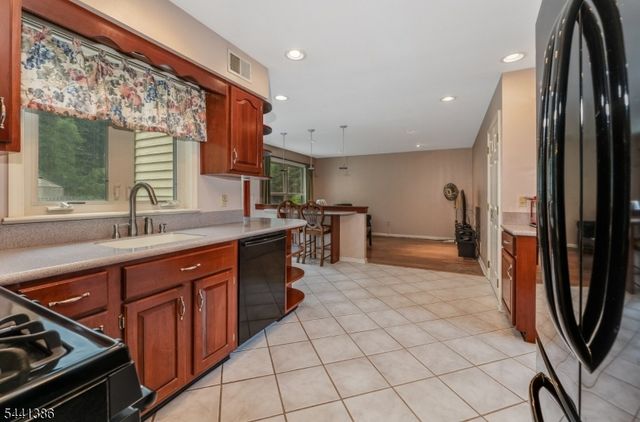 16 Woodland Ter, Bloomsbury Boro, NJ 08804