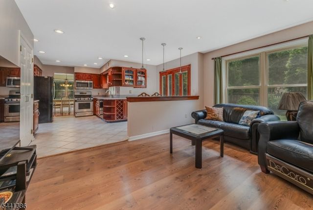 16 Woodland Ter, Bloomsbury Boro, NJ 08804