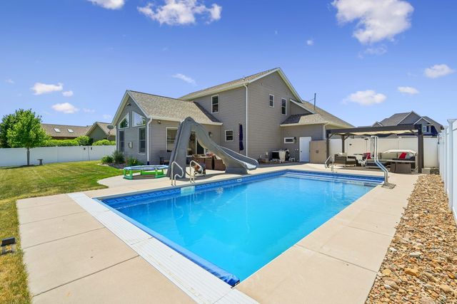 851 Stonebridge Circle, Eldridge, IA 52748