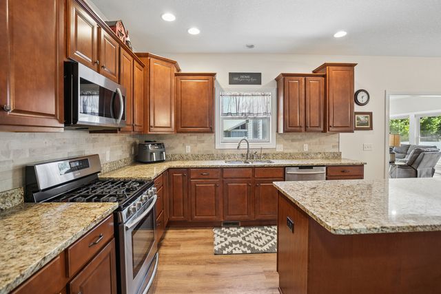 851 Stonebridge Circle, Eldridge, IA 52748