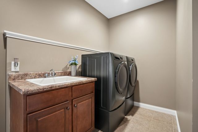 851 Stonebridge Circle, Eldridge, IA 52748