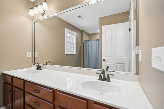851 Stonebridge Circle, Eldridge, IA 52748