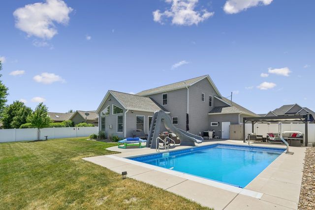 851 Stonebridge Circle, Eldridge, IA 52748