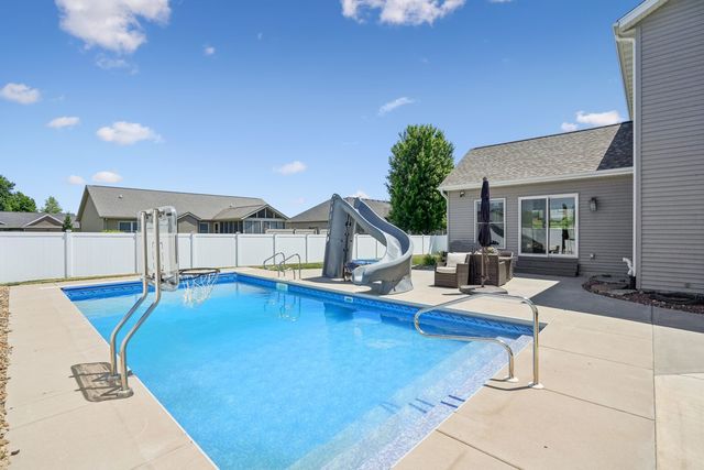 851 Stonebridge Circle, Eldridge, IA 52748