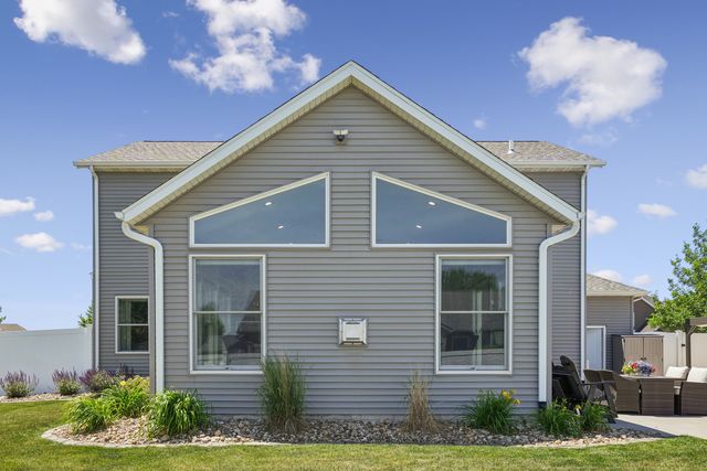 851 Stonebridge Circle, Eldridge, IA 52748