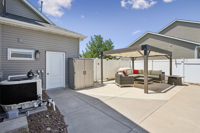 851 Stonebridge Circle, Eldridge, IA 52748