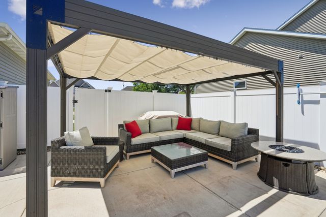 851 Stonebridge Circle, Eldridge, IA 52748