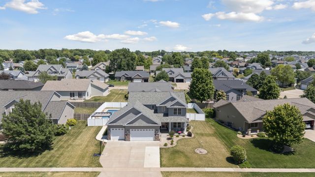 851 Stonebridge Circle, Eldridge, IA 52748