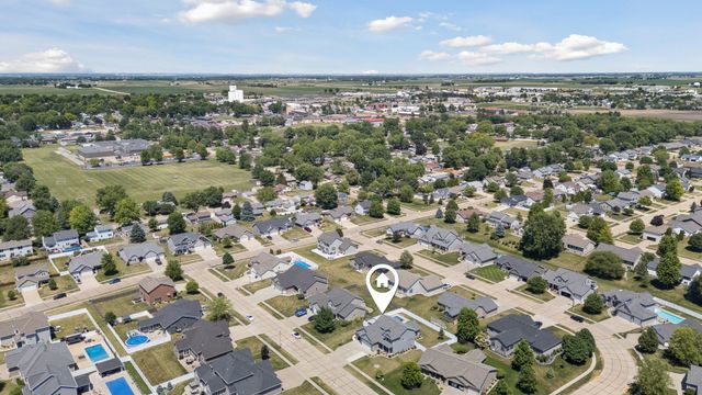 851 Stonebridge Circle, Eldridge, IA 52748