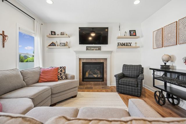 851 Stonebridge Circle, Eldridge, IA 52748