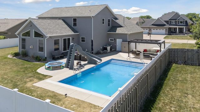 851 Stonebridge Circle, Eldridge, IA 52748
