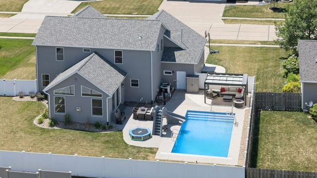 851 Stonebridge Circle, Eldridge, IA 52748