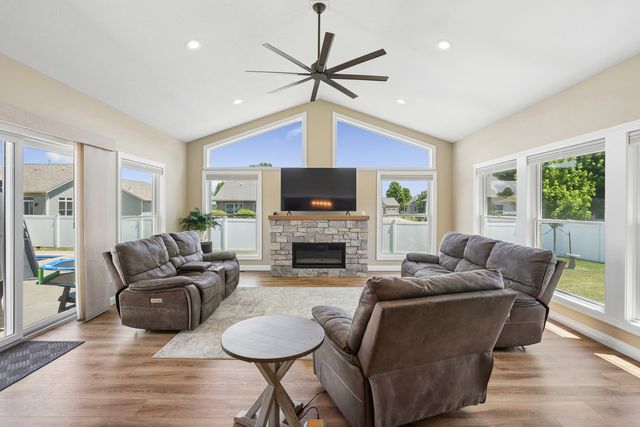 851 Stonebridge Circle, Eldridge, IA 52748