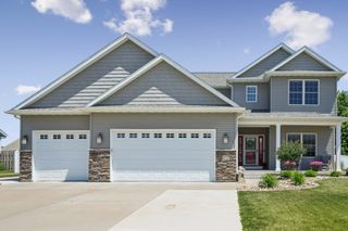 851 Stonebridge Circle, Eldridge, IA 52748