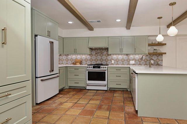 15 Crinkleroot Court, The Woodlands, TX 77380