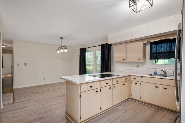 211 Woodland Drive, Hartford City, IN 47348