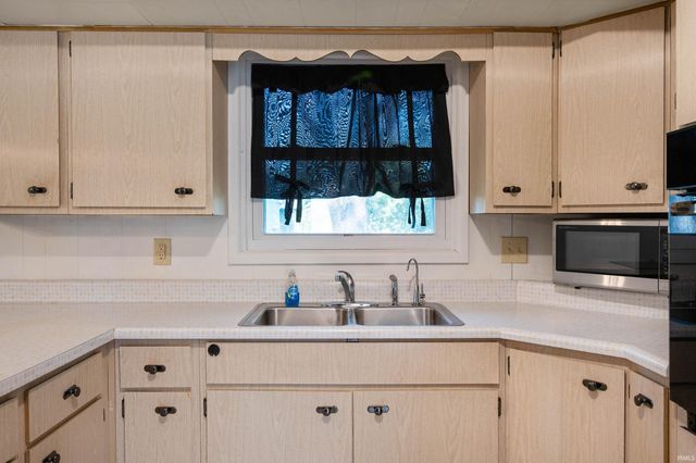 211 Woodland Drive, Hartford City, IN 47348