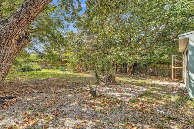 118 NW 44th St 2, Miami, FL 33127