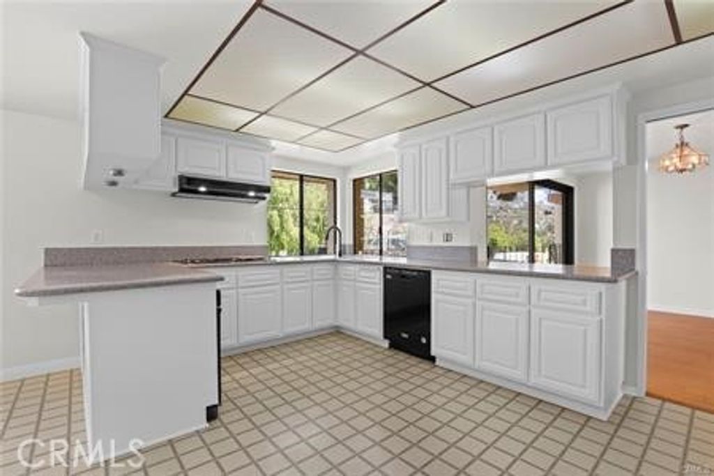 Image 6 of property listing at 2662 E 20th Street 306, Signal Hill, CA 90755