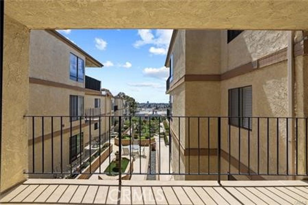 Image 8 of property listing at 2662 E 20th Street 306, Signal Hill, CA 90755