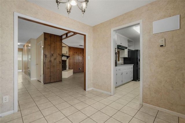 813 S Guadalupe ST, Lockhart, TX 78644