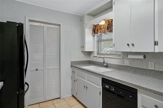 813 S Guadalupe ST, Lockhart, TX 78644