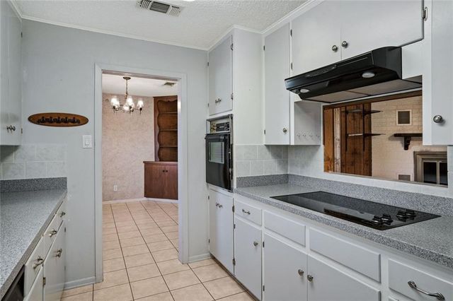 813 S Guadalupe ST, Lockhart, TX 78644