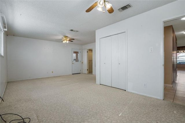 813 S Guadalupe ST, Lockhart, TX 78644