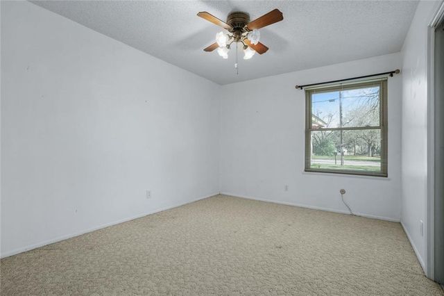 813 S Guadalupe ST, Lockhart, TX 78644