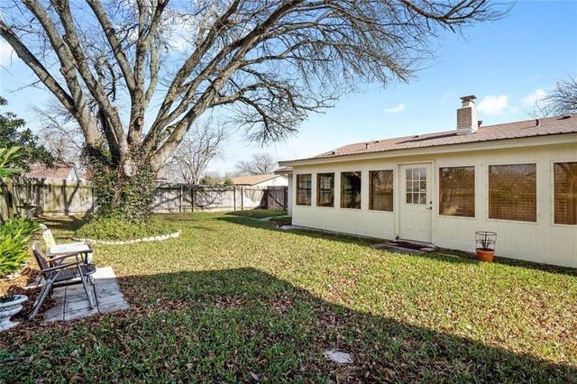 813 S Guadalupe ST, Lockhart, TX 78644