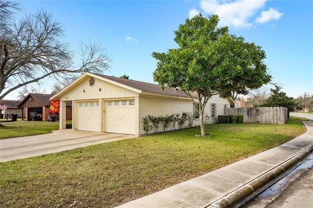 813 S Guadalupe ST, Lockhart, TX 78644