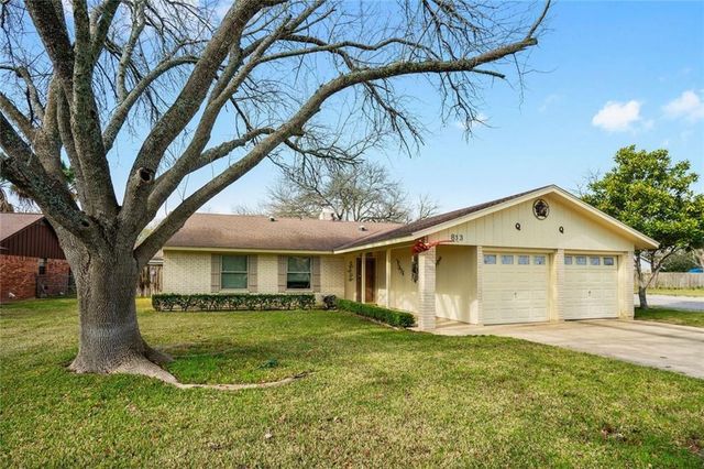 813 S Guadalupe ST, Lockhart, TX 78644
