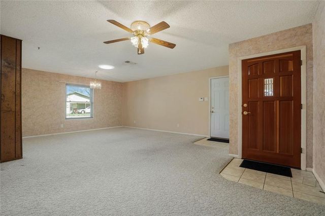 813 S Guadalupe ST, Lockhart, TX 78644