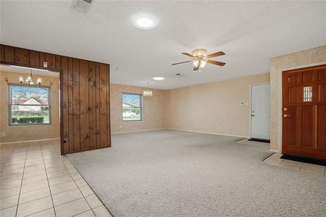 813 S Guadalupe ST, Lockhart, TX 78644