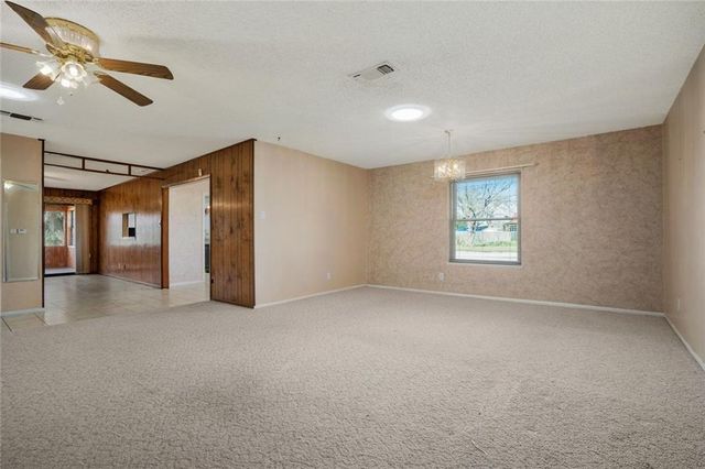 813 S Guadalupe ST, Lockhart, TX 78644