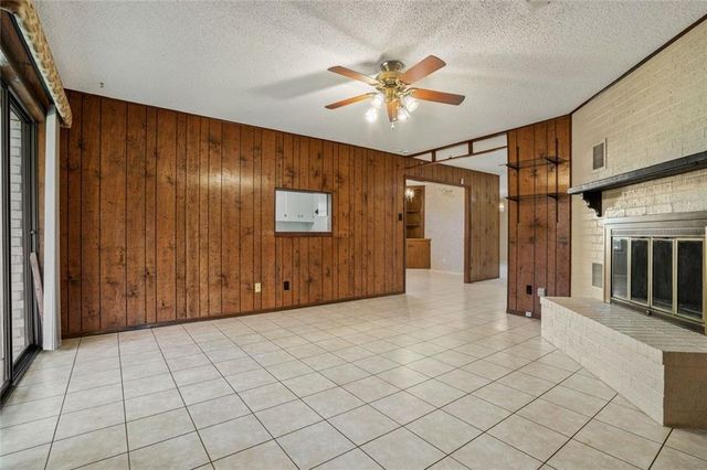 813 S Guadalupe ST, Lockhart, TX 78644