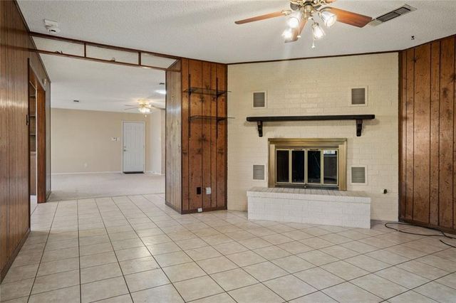 813 S Guadalupe ST, Lockhart, TX 78644