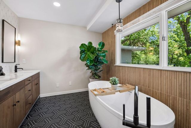 7121 Schey Drive, Edina, MN 55439
