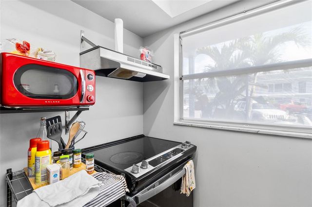 1221 DREW STREET B3, Clearwater, FL 33755