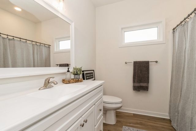 2391 N 10th Avenue E, Newton, IA 50208