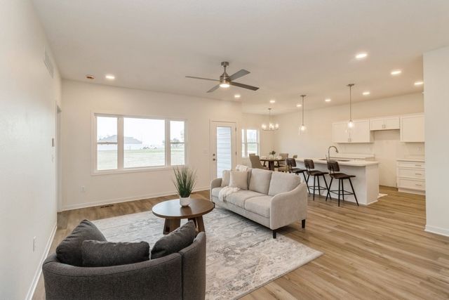 2391 N 10th Avenue E, Newton, IA 50208